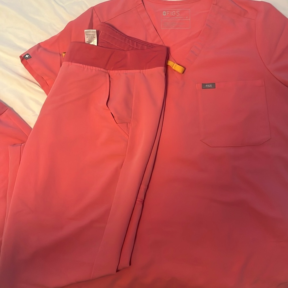 Medium Pink Figs Scrubs—only worn a handful of times. Make me an offer!